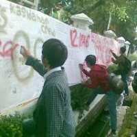 Rayakan Kelulusan SMA, Corat-coret Baju Diganti Spanduk