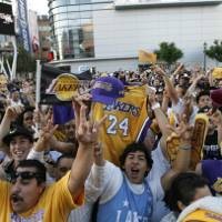 Gelar Pawai, Lakers Saweran