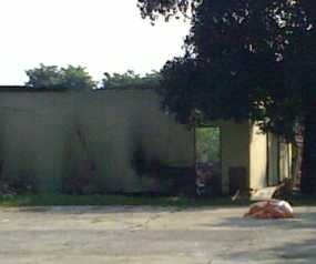 Atap Gedung Bahan Peledak Hancur, Kaca Tetap Utuh 