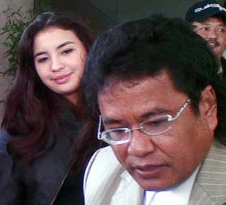 Manohara Serahkan Bukti