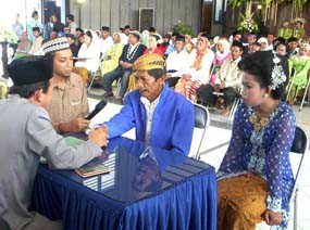 Dinsos dan PKK Sponsori Nikah Massal 103 Pengantin