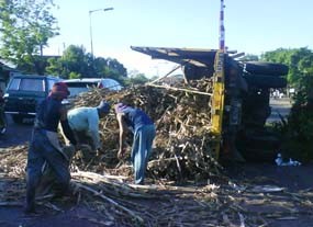 Rem Blong, Colt Diesel Muat Tebu Terguling