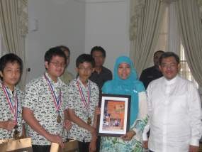 Juara Robot Tingkat SLTP se-Asia Tenggara Bertemu Gubernur