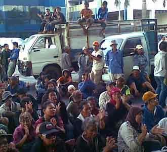 Warga Stren Kali Demo Jawa Pos