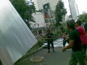 Baliho Raksasa BCA Dibongkar Paksa