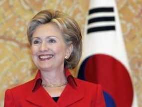 Patah Siku, Hillary Clinton Terpaksa Bekerja dari Rumah
