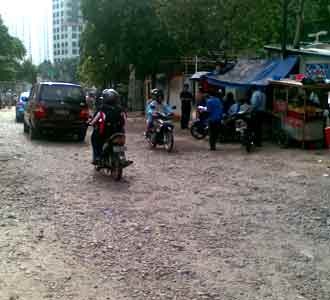 Pembangunan Apartemen Hancurkan Jalan