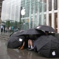 Antrean iPhone 3G S Mengular di Tengah Hujan
