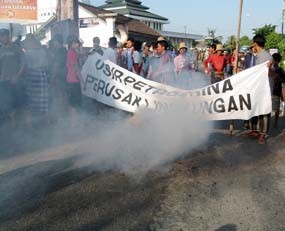 Kecewa PetroChina, Nelayan Tuban Blokir Jalan