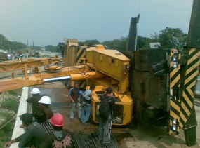 Crane Terbalik, Lalu Lintas ke Cengkareng Macet 3 KM