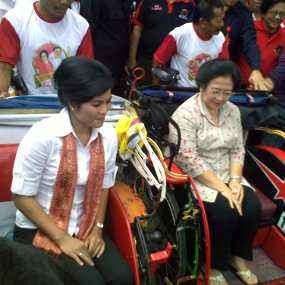 Warga Ciamis Antusias Sambut Iring-Iringan Becak Megawati