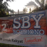Tanpa Izin, Spanduk SBY-Boediono Terpasang di Pagar Gedung Sate