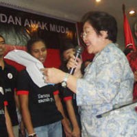 Ponijo Grogi Antar Bu Mega Naik Delman
