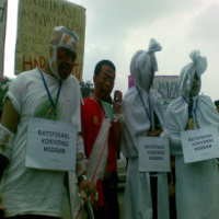 3 Pocong ke Istana Tuntut Ratifikasi Konvensi Buruh Migran