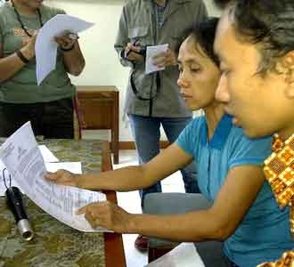 Keluarga Koko Ngadu ke LBH Jakarta
