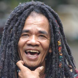 Mbah Surip Keramas Dengan Shampo Kucing
