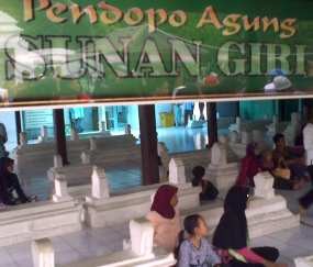 Prabowo Ziarah ke Makam Sunan Giri