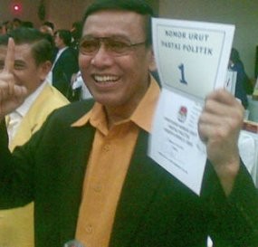 Wiranto Nongkrong Bareng Nelayan Sambil Makan Seafood 