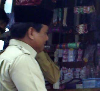 Prabowo Ziarah ke Makam Sunan Giri