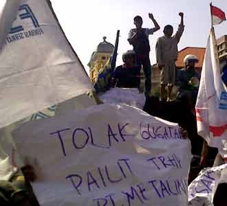 Buruh Geruduk Kantor Gubernur