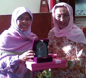 Herawati Boediono Berkerudung