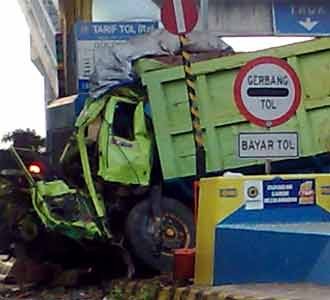 Truk Hajar Gerbang Tol