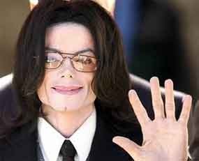 Ratusan Fans Tunggu Jasad Jacko di Rumah Sakit 