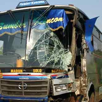 Bus Seruduk Bus
