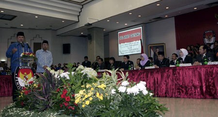 Boediono Sambangi Pulau Pengasingan Soekarno di NTT