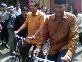 Wiranto Naik Sepeda Kejar Salat Jumat