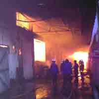 Pabrik Minyak Goreng di Rungkut Terbakar