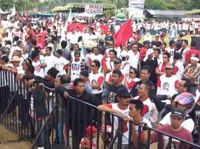  Ribuan Pendukung Mega-Prabowo Berdatangan ke Lapangan Kapten Japa