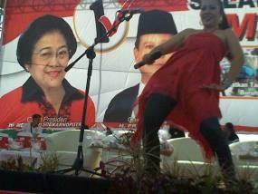  Goyang Maut Hibur Massa Megawati di Bali
