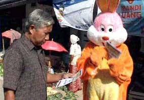 Sosialisasi Pilpres, Badut-badut Diterjunkan ke Pasar