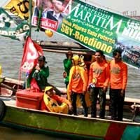 Garap Nelayan, Laskar Hijau PKB Bersih-bersih di Muara Angke
