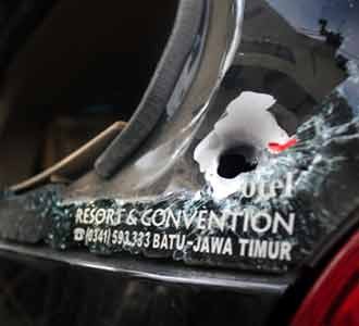 Polisi Tembak Mobil Perampok ATM