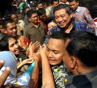 Warga Berebut Salaman dengan SBY