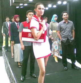 Model Cantik Berseragam Ramaikan Kantor Depperin