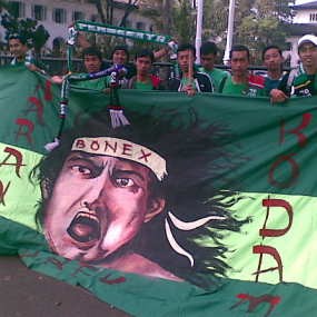 Pasang Spanduk di Gedung Sate, Bonek Diusir Kamdal