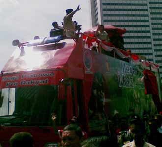 Bus Tingkat Bawa Mega-Prabowo