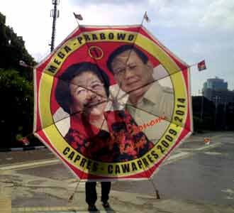 Layangan Mega-Prabowo Hiasi GBK