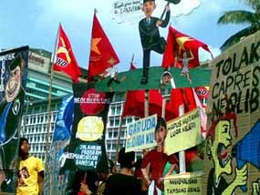 Wayang Kardus Tolak Neolib di Bundaran HI