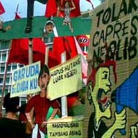 Wayang Kardus Tolak Neolib di Bundaran HI