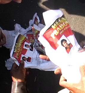 Poster Mega-Prabowo Dibakar Pengunjuk Rasa