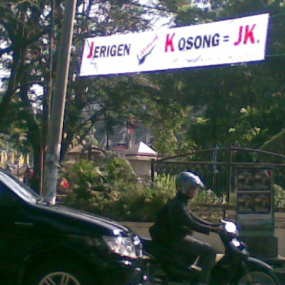 Spanduk Jerigen Kosong Menyebar di Bandung