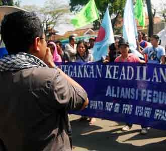 Demo di Sidang Dugaan Pemerkosaan