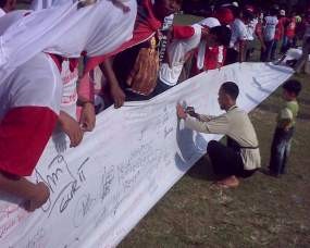  Spanduk Raksasa Tanda Tangan Diberikan kepada Mega-Prabowo