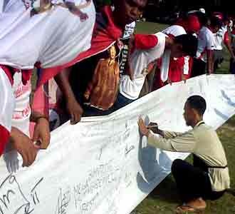 Tanda Tangan Dukungan untuk Mega-Prabowo