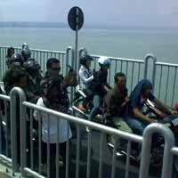 PJR Kucing-kucingan dengan Pengguna Suramadu