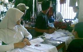  Penjual Seragam Sekolah Mendulang Untung